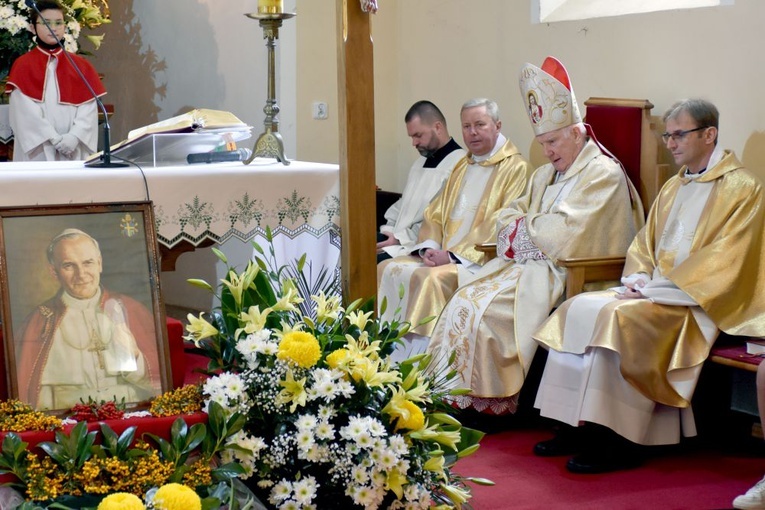 Ujazd Górny. Poświęcenie sztandaru szkoły św. Jana Pawła II