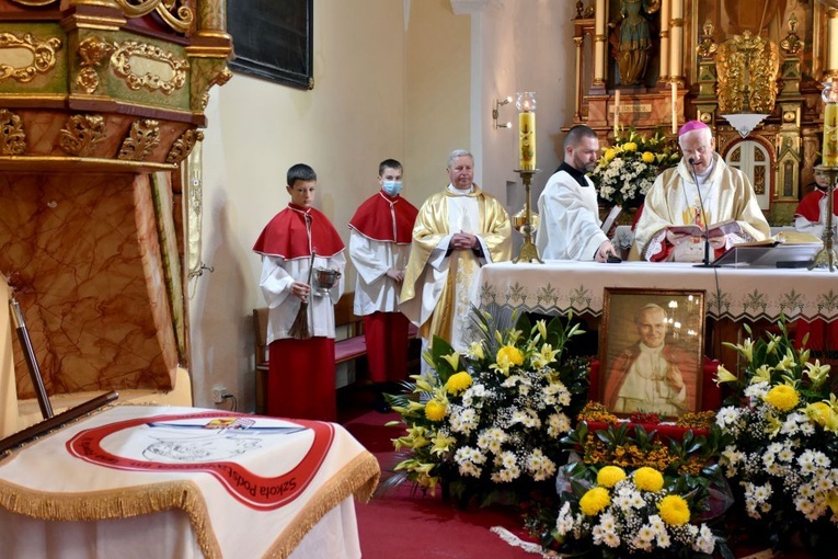 Msza św., w czasie której bp Ignacy Dec poświęcił sztandar szkoły w Ujeździe Górnym.