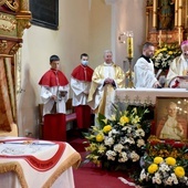 Msza św., w czasie której bp Ignacy Dec poświęcił sztandar szkoły w Ujeździe Górnym.