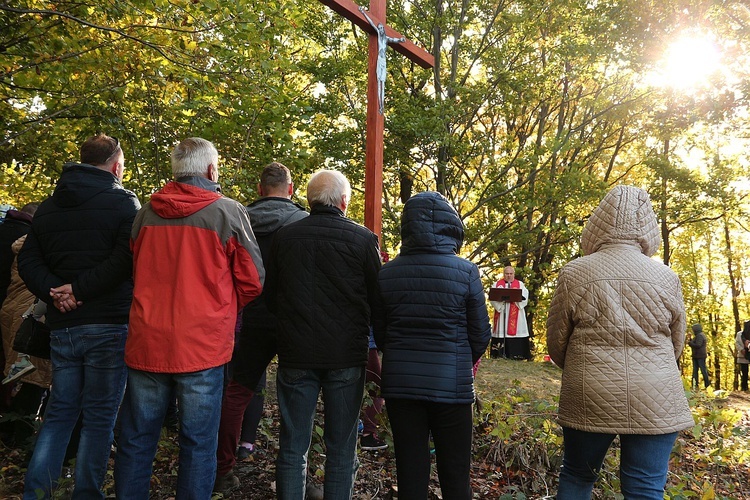 Krzyż nad Jarnołtówkiem