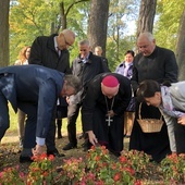 Uroczystość tradycyjnie zakończyła się sadzeniem cebulek żonkili w ogrodzie przy hospicjum.