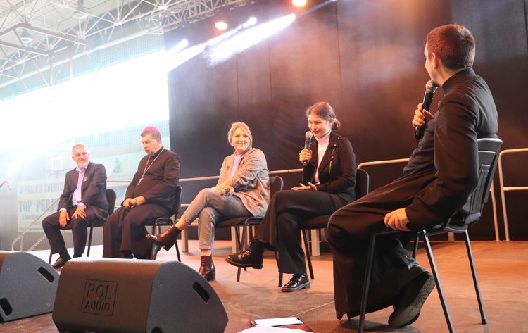 Na pytania młodzieży odpowiadali (od lewej): Marek Kozłowski, bp Wojciech Osial, Magdalena Gorożankin i Julia Redlicka.