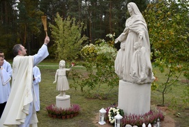 Pomnik został poświęcony przez o. Tomasza Klina SJ, proboszcza parafii. 