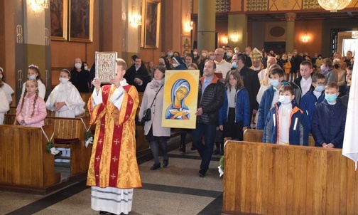 Procesja wejścia w bielskiej katedrze podczas Mszy św. inaugurującej drogę synodalną w Kościele bielsko-żywieckim.