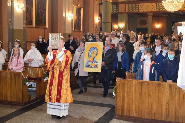 Procesja wejścia w bielskiej katedrze podczas Mszy św. inaugurującej drogę synodalną w Kościele bielsko-żywieckim.