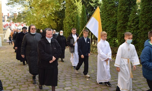 Procesja towarzysząca rozpoczęciu diecezjalnego etapu drogi synodalnej w Bielsku-Białej.