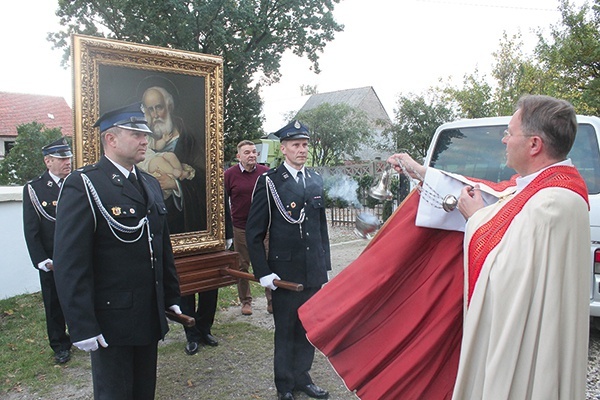 ◄	Obraz wniesiony przez strażaków powitał gospodarz parafii.