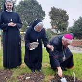 Biskup symbolicznie włączył się w akcję „Pola Nadziei” sadząc żonkila.