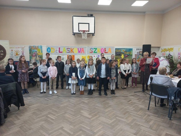 Na temat bezpieczeństwa specjalny program edukacyjny przygotowali uczniowie szkoły w Mokrzyskach.