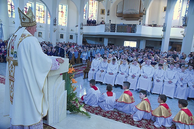 Biskup Andrzej Jeż wygłasza homilię.
