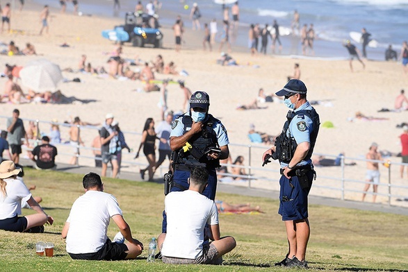 Policjanci interweniujący na plaży Bondi w Sydney.