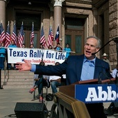 Okrzyki zwolenników i przeciwników aborcji zagłuszają przemówienie Grega Abbotta, gubernatora Teksasu.