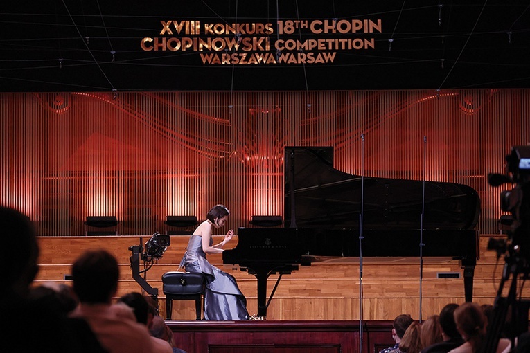 Japońska pianistka Aimi Kobayashi. W konkursie uczestniczyło czternaścioro Japończyków.