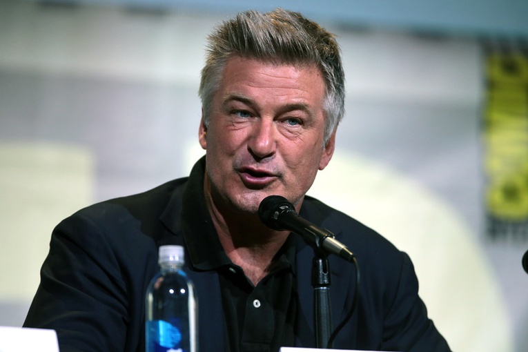 Alec Baldwin na planie filmowym zastrzelił z rekwizytu operatorkę