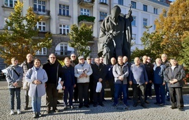 Uczestnicy przy pomniku Jana Pawła II, stojącym na placu św. Józefa.