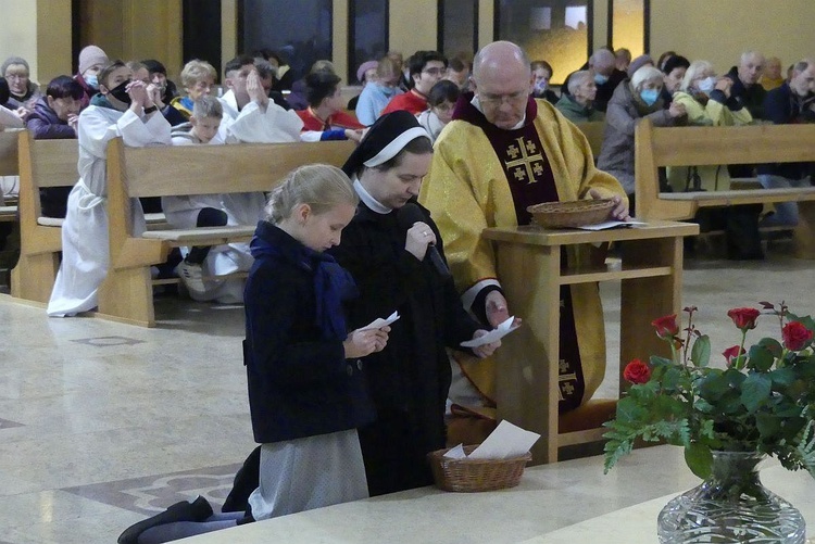 Michasia Rita Sorkowicz, s. Dorota Kowalewska i ks. Wiesław Ogóek podczas odczytywania próśb zanoszonych za wstawiennictwem św. Rity.