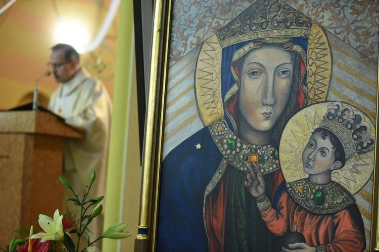 Ikona Matki Bożej Bocheńskiej - wotum róż różańcowych na 100. rocznicę konsekracji kościoła.
