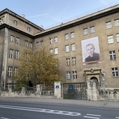 Kraków. Wizerunek ks. Jana Machy na budynku byłego seminarium