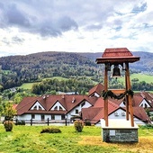 ◄	Dzwonnica została umiejscowiona  na wzgórzu powyżej domu rekolekcyjnego.