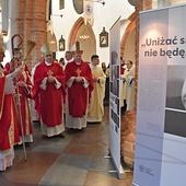 	Wystawa została poświęcona przez metropolitę abp. Tadeusza Wojdę.