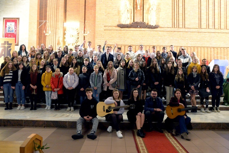 Młodzi, którzy wzięli udział w spotkaniu KSM w Opocznie.