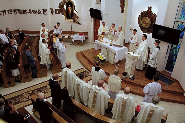 Świętowanie jubileuszu diecezjalne wydawnictwo rozpoczęło 16 października w Gródku nad Dunajcem Mszą św. dziękczynną pod przewodnictwem biskupa tarnowskiego Andrzeja Jeża.