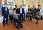 Z uczestnikami forum jego organizatorzy: Maria Barbara Chomicz (trzecia z lewej w górnym rzędzie) i Marcin Baranowski (pierwszy z lewej).