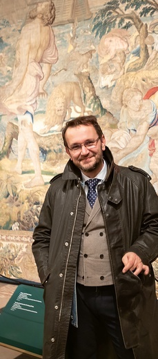 Pomysłodawcą wystawy „Wszystkie arrasy króla” jest dr hab. Andrzej Betlej, dyrektor Zamku Królewskiego na Wawelu.
