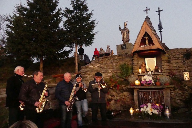Wieczorna Wyprawa Różańcowa dokoła Trójwsi - przy kapliczce na Ochodzitej.