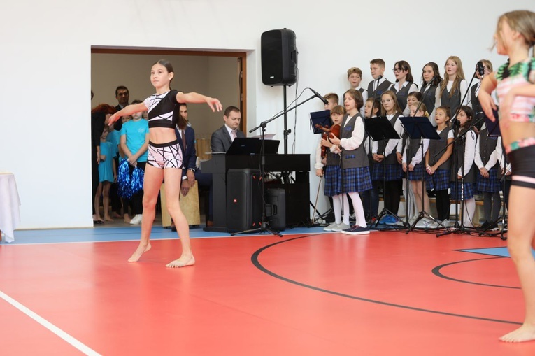 Pobłogosławienie sali gimnastycznej w Katolickiej Szkole Podstawowej w Czechowicach-Dziedzicach