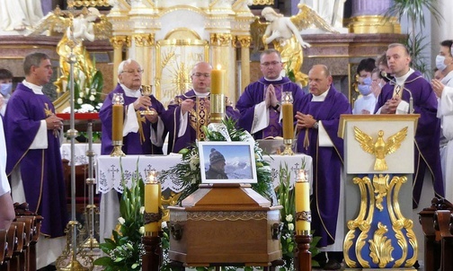Pogrzeb Pawła Mendrocha w kościele Świętych Apostołów Piotra i Pawła w Skoczowie, 29 lipca 2021 r.
