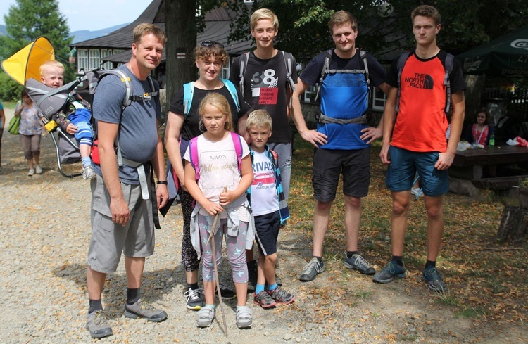Paweł (drugi z prawej) z rodzicami i rodzeństwem dwa lata temu na Ewangelizacji w Beskidach na Soszowie w 2019 r.
