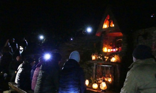 Mieszkańcy Trówsi przy kapliczce Matki Bożej na Ochodzitej.