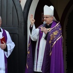 Świdnica. Msza św. i procesja różańcowa z bp. Markiem Mendykiem