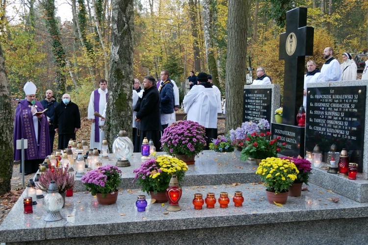 Modlitwa na gdańskim cmentarzu Srebrzysko