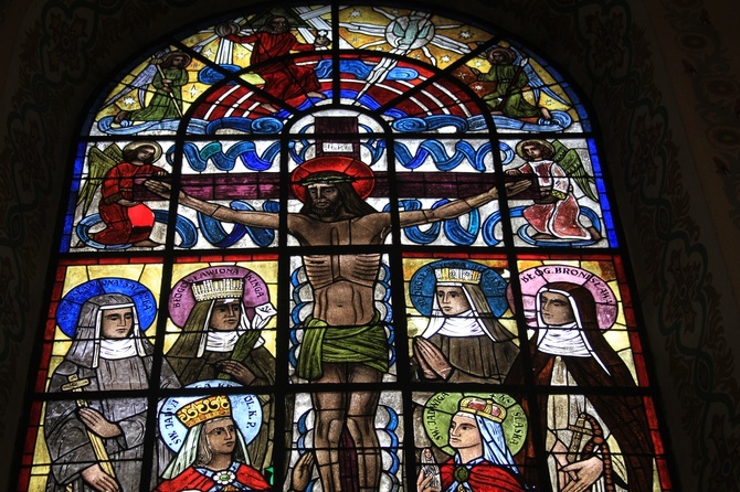 Ciechanów-fara. Polscy święci w adoracji krzyża (witraż w kaplicy św. Józefa)