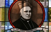 Tłuchowo. Witraż przedstawiający bł. abp. Antoniego Juliana Nowowiejskiego