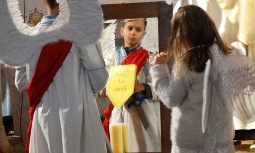 Najmłodsi z Leśnej szukali kandydatów na świętych patrząc w lustro.