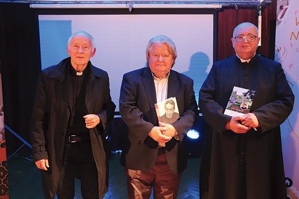 ▲	Spotkanie zostało zorganizowane przez portal  wybieramBoga.pl, a udział w nim wzięli (od lewej): ks. Jerzy Czarnota, Waldemar Smaszcz i ks. Stanisław Banach.