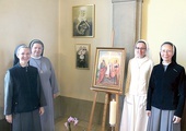 ▲	W zakonnej kaplicy. Siostry Franciszka Pandera (druga z lewej) i Karmela Pietrzak (pierwsza z prawej) posługują w tutejszym ośrodku rehabilitacyjnym i opiekuńczym. 