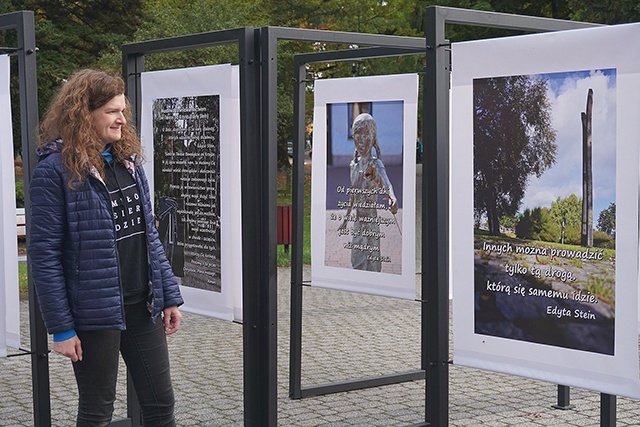 ►	Maria S. Prauzner-Bechcicka przed swoją wystawą.