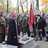 ▲	Modlitwę przy grobach bohaterów poprowadził bp Marek Solarczyk.