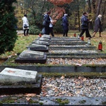Dzień Zaduszny. Różaniec na cmentarzu wojennym w Kędzierzynie-Koźlu