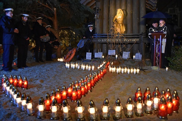 Zaduszki Morskie w Sopocie odbyły się przy kapliczce "O szczęśliwy powrót".