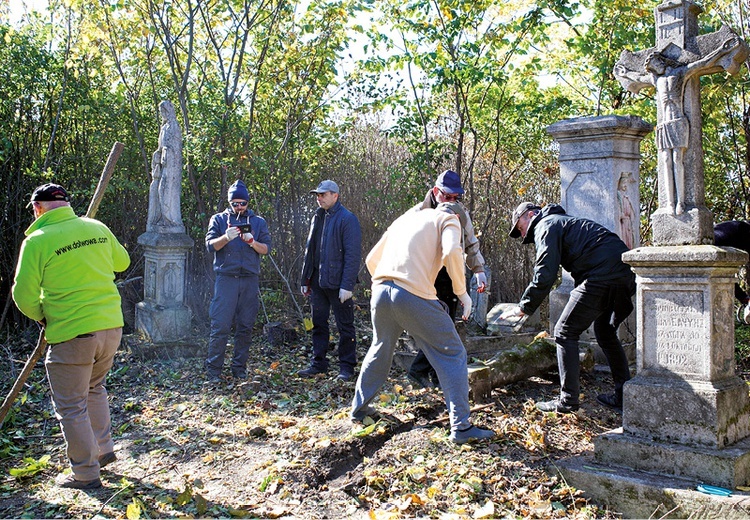 W Jarczowcach uczestnicy wyprawy wykarczowali 20 arów ukraińskiego cmentarza, gdzie spoczywa Juliusz Dzieduszycki.