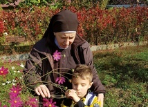 Makar z Siostrą Alicją ogląda kwiatki.