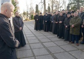 Koronka do Bożego miłosierdzia przy grobie biskupów radomskich.