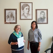 	Maria Banduch, założycielka placówki i Joanna Kierach, nauczycielka matematyki i dyrektorka od 1 grudnia 2020 roku przed obrazem patronki. Portrety namalowała uczennica LO Anna Grembecka.