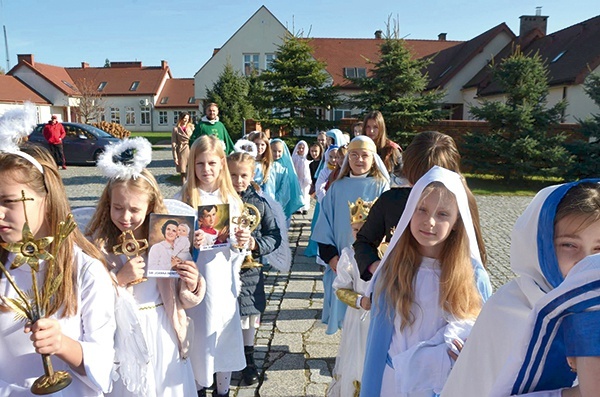 ▲	Mszę św. poprzedził marsz z udziałem dzieci w charakterystycznych strojach.
