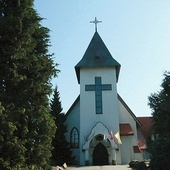 	Kościół parafialny poświęcił w 1998 roku abp Józef Życiński. 